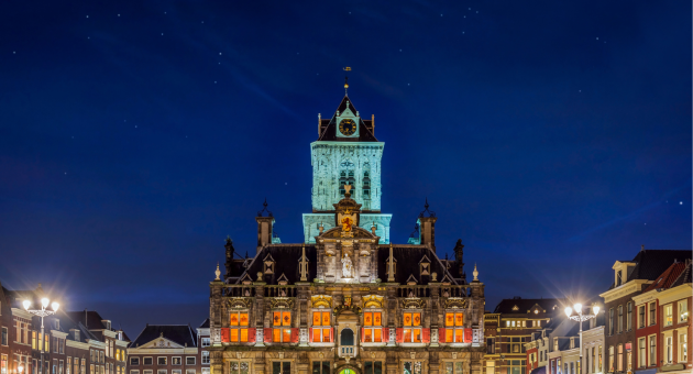 Historisch stadshuis van Delft verlicht in de nacht