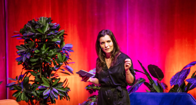 Foto van Rosan Smits, schrijver van het boek Dit is fascisme die spreekt op een podium 