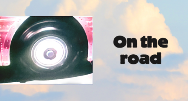 Aquarel van een autoband tegen een achtergrond van een wolkenlucht met de tekst: "On the road". 