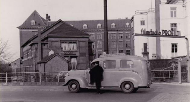Historische zwartwit foto van een filmjournaal auto voor een filmstudio