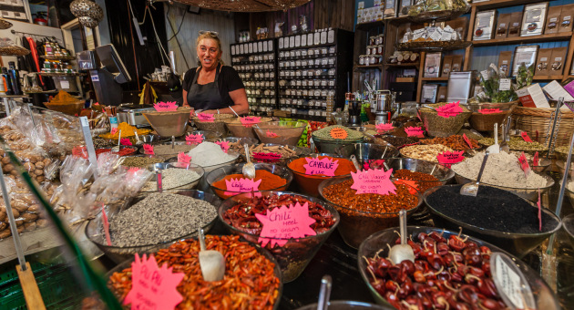 Etenskraam met exotische kruiden en thee op de Haagse Markt