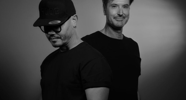 Twee mannen staan rug aan rug in zwart-wit foto