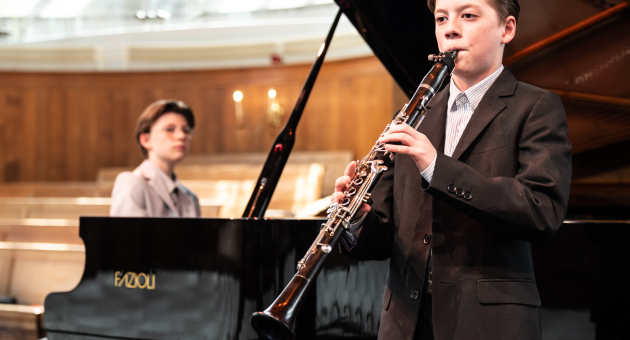 Young musician performing at a Prinses Christina Concours lunchtime concert in the Nieuwe Kerk