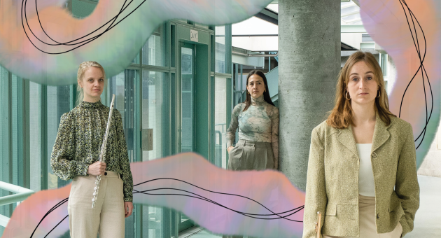 Drie vrouwen lopen door een moderne glazen gang; twee van hen dragen een dwarsfluit. Over de foto zijn golvende, kleurrijke illustraties geplaatst die klank verbeelden.