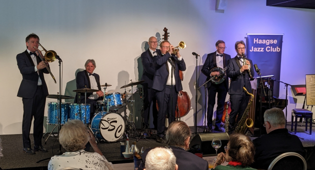 Een jazzband speelt op het podium van de Haagse Jazz Club.