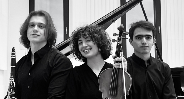 Drie muzikanten poseren, met klarinet, viool en glimlach.