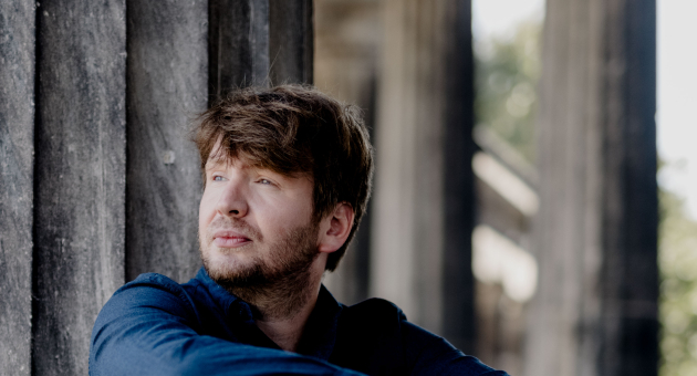 Foto van De Oekraïens-Duitse auteur Dmitrij Kapitelman zittend (c-paula-winkler_2024_hf_2482.jpg