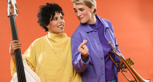 Twee vrouwen poseren met een contrabas en een trompet.