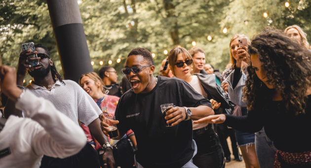Een groep mensen aan het dansen in een park
