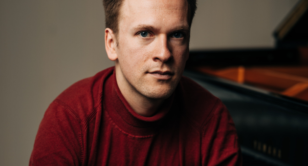 Foto van Matthijs van Wijhe zittend achter de piano