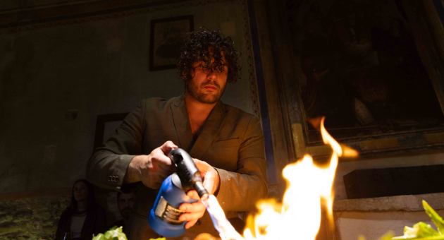 Artist and chef Mattia-Papp flambeert een gerecht met veel vuur