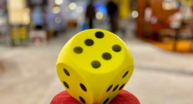 Foto van een grote gele dobbelsteen waarmee je mag gooien voor korting bij Megavet in de Megastores