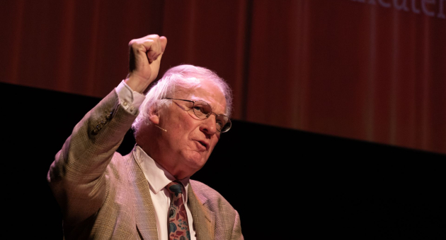 op de foto staat Herman Pleij