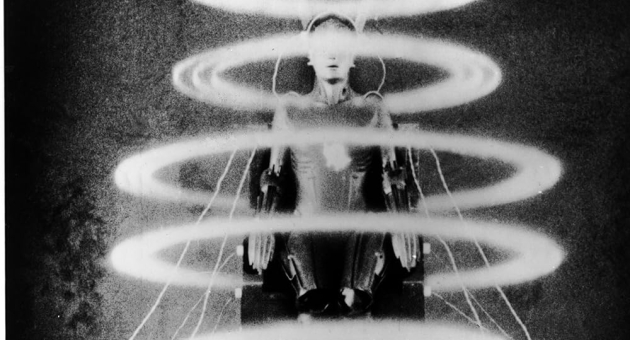 Futuristische robot met lichtstralen eromheen