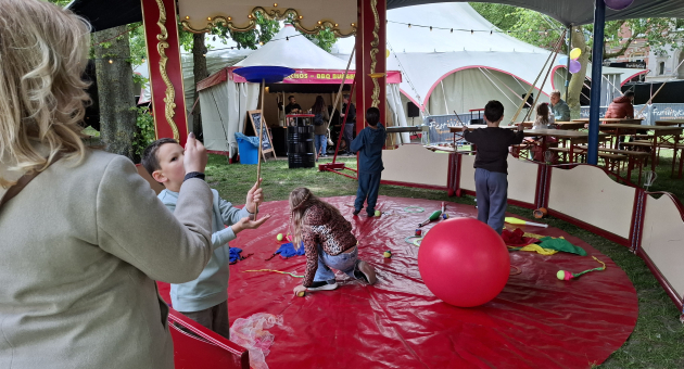 Kinderen spelen met speelgoed in een circustent.