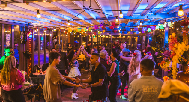 Mensen dansen en genieten van een levendige sfeer.