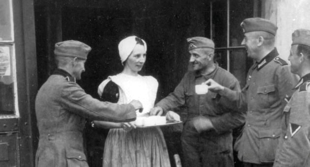 Historische zwart wit foto van een vrouw die koffie uitdeelt aan soldaten