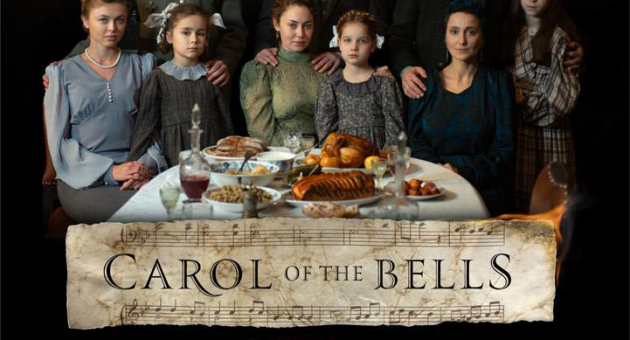 Filmposter van de film One eyed films Carol of the bells waar een familie achter een gedekte tafel zit. 