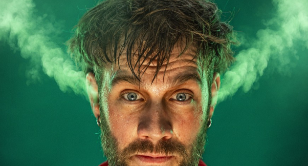 Een man met een verbaasde blik en rook die uit zijn haar komt.
