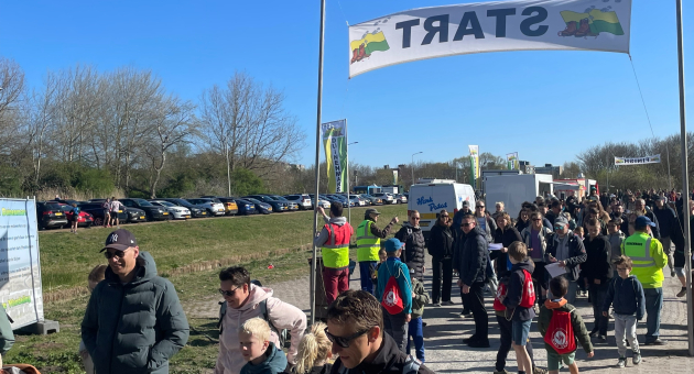 Mensen wachten in een rij voor de start van een evenement.
