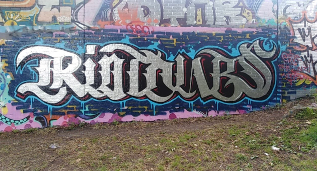 Grote graffiti met de tekst op een muur