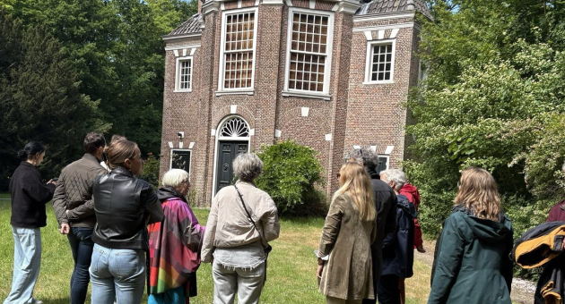 Een groep mensen op de rug gezien kijkt naar een gebouw op Landgoed Oostduin-Arendsdorp