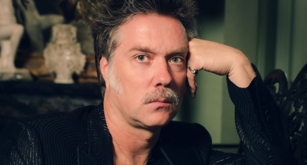 Portret van Rufus Wainwright met snor.