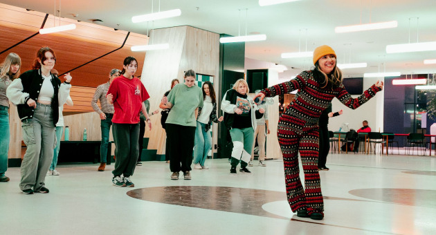 Groep jongeren aan het dansen