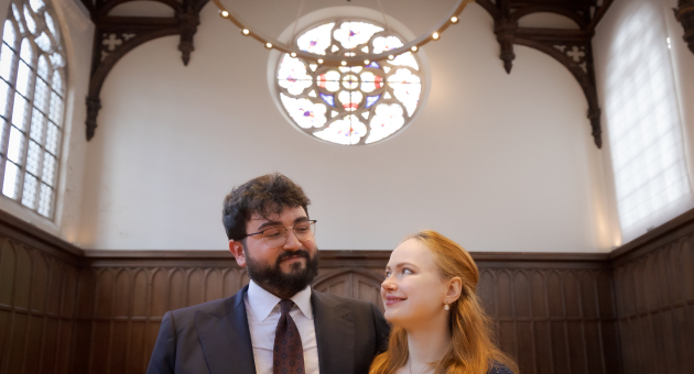 Sopraan Gunda Leine en pianist Pedro G. A. Aguinagalderomalde gefotografeerd in een kerk