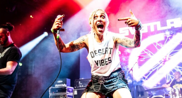 Zangeres van band Svetlana's met tattoos en enthousiasme op het podium
