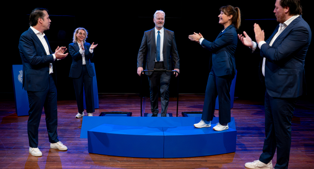 Vijf acteurs op het toneel, applaudisserend en interactief.