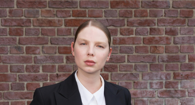 Medium portret van schrijven en DJ Valentijn de Hingh