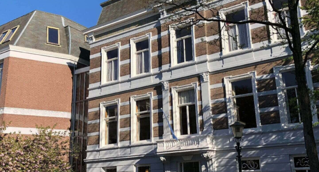 Een historisch gebouw met een gevel van baksteen en witte accenten.
