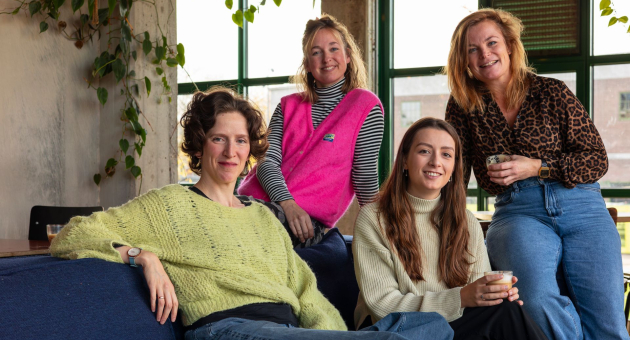 De leden van Ragazze Quartet; vier dames die strijkinstrumenten bespelen. 