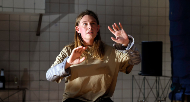 Actrice met geheven handen tijdens performance