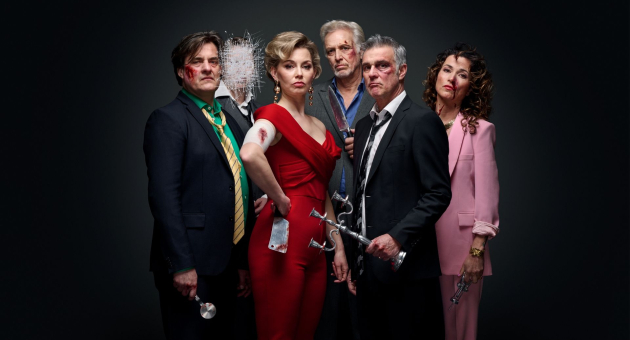 Statig portret van een chique familie, echter zijn de familieleden gewond en hebben wapens vast. Een man is uit de foto gekrast. 