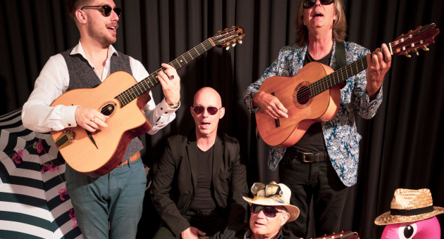 De Règâhs zingend uit volle borst met hun Haagse Flamenco.