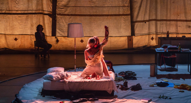 Twee dansers in intense scène op bed met warme belichting