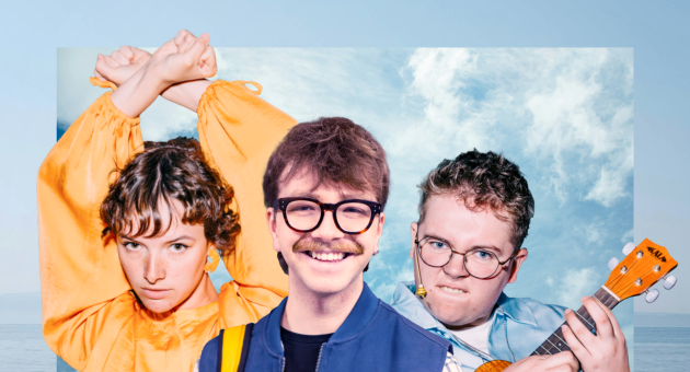 Drie jonge artiesten poseren speels voor een heldere lucht met wolken. Links een vrouw in een oranje blouse met opgestoken armen, in het midden een man met een grote glimlach en bril, rechts een man met bril en een ukelele.