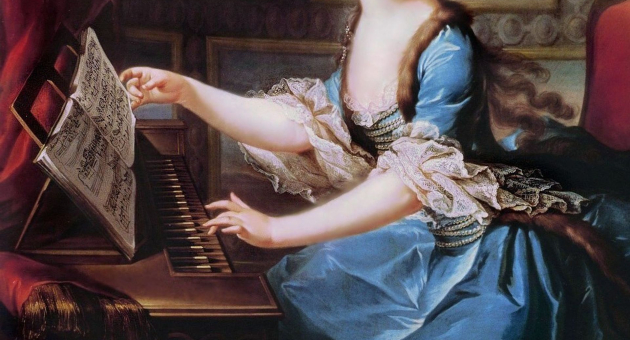 Detail van een klassiek schilderij van een vrouw in een blauw baljurk die klavecimbel speelt en een muziekblad aanraakt.