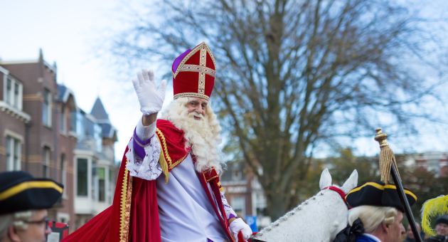 Sinterklaas op zijn witte paard in optocht