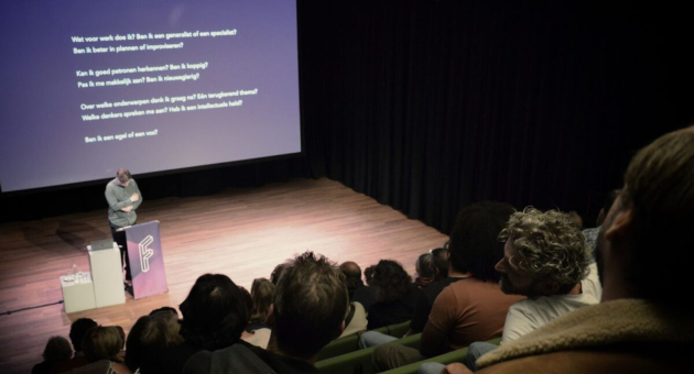 Spreker op filosofische avond in theaterzaal