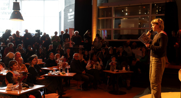 Friday Night Unlimited voordrager spoken word voor publiek