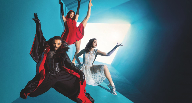 3 dansers is danshoudingen in verkleedoutfits 