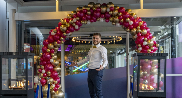 Publiek en artiesten tijdens de seizoensopening (R)entree in de Rijswijkse Schouwburg