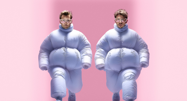 Cabaretduo Joosen en de Jager op het podium tijdens een voorstelling