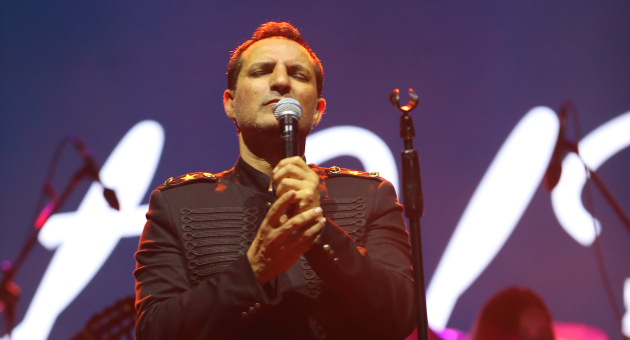 Rafet El Roman zingt op het podium tijdens een live concert