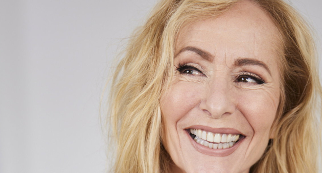 Angela Groothuizen op het podium tijdens de theatershow Sexy Sixty