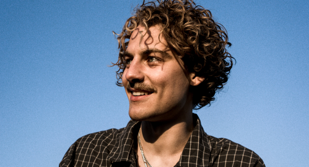 DJ Thyme Flies achter de draaitafels tijdens een liveset