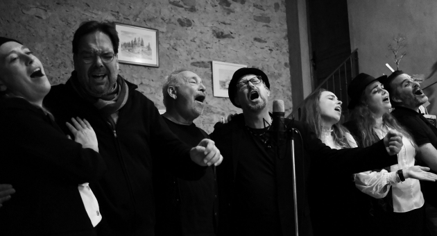 Ensemble Trio Cor Nuiten XL op het podium tijdens een voorstelling